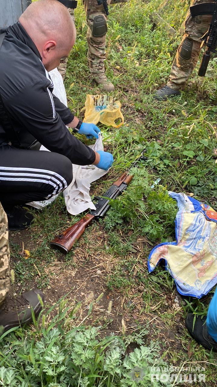 Автомат Калашникова, пістолети та гранати: на Харківщині затримано двох чоловіків за незаконне зберігання зброї