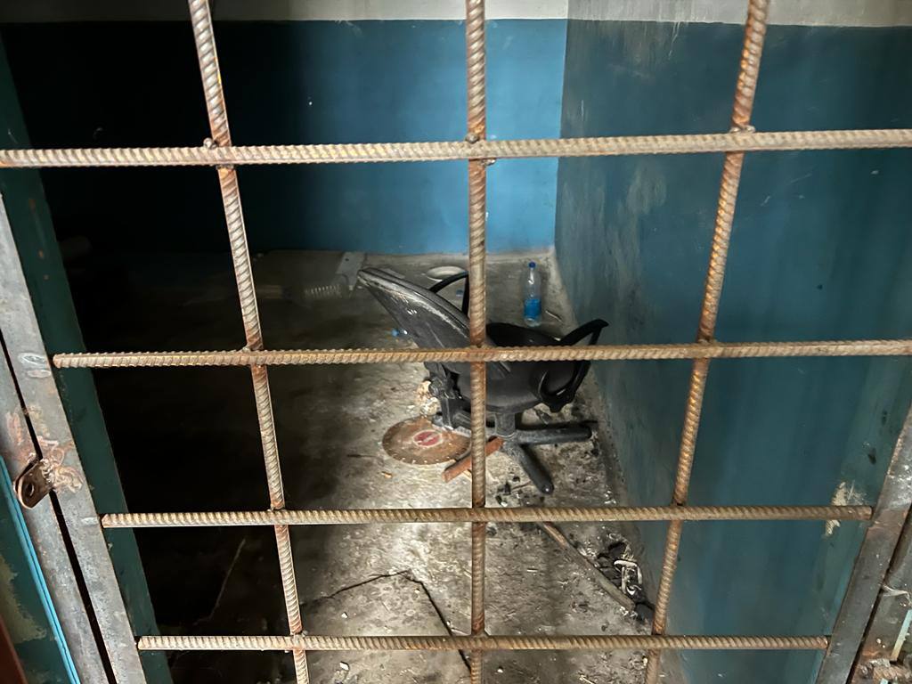 Катівня у деокупованому Вовчанську: на стінах камер в’язні писали молитви
