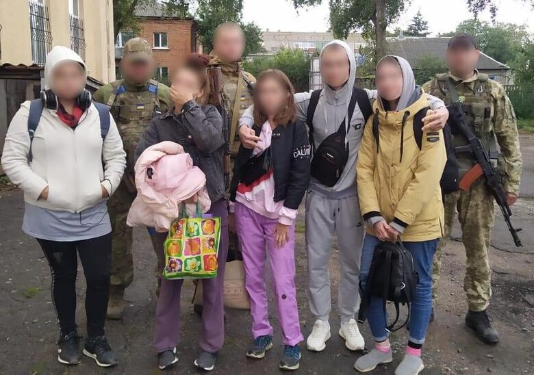 Звільнено п’ятьох підлітків, яких окупанти тримали у підвалі у Куп’янську. ФОТО