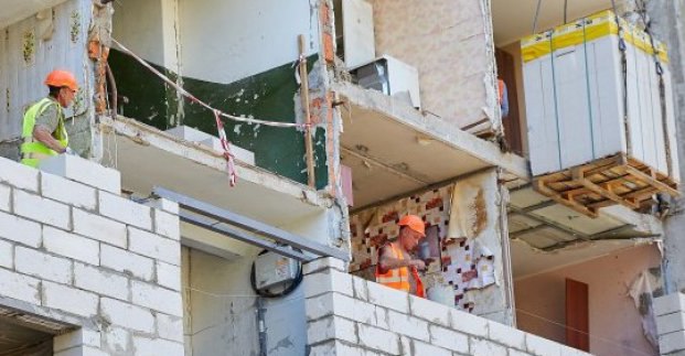 На Рогани ремонтують постраждалі від обстрілів будинки