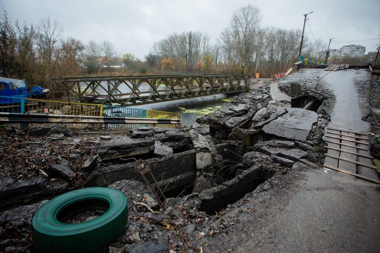 В Балаклії завершують монтаж металевого мосту з Чехії