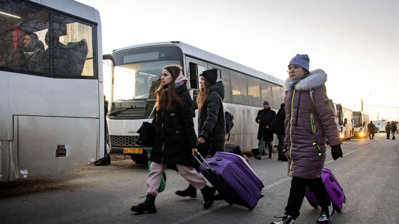 Колаборантів та їхні сім’ї вивозять з Херсону на територію тимчасово окупованого Криму