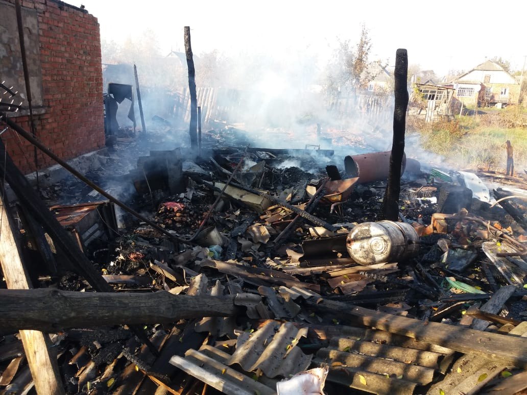 Наслідки обстрілу Вовчанська: пошкоджені приватні будинки, автомобіль, будівля райсуду