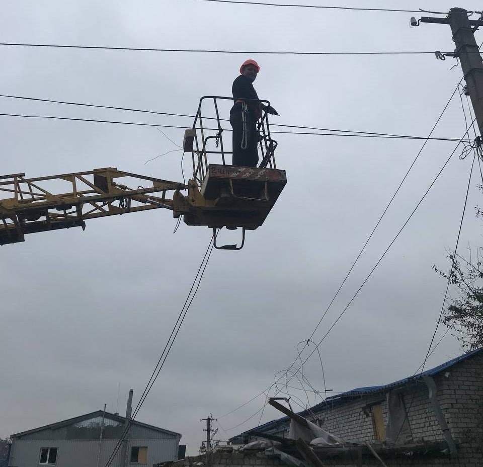 Відновлюють світло за необхідністю: в Дергачівському районі працюють енергетики