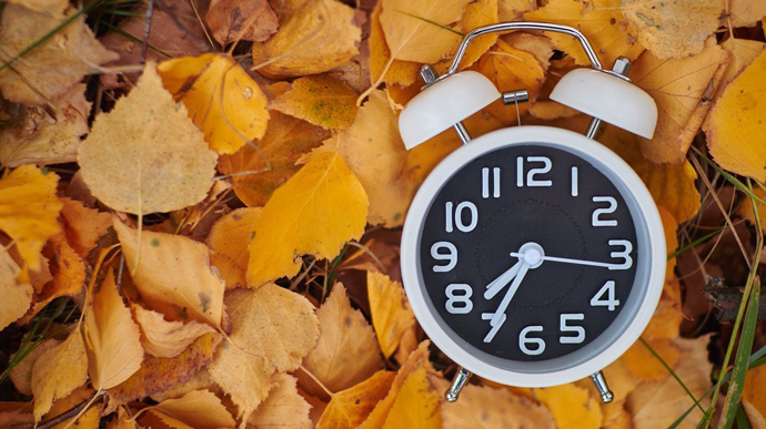 Перехід на зимовий час: чи треба переводити годинники у 2022 році