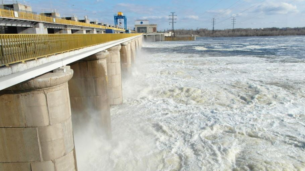 Росіяни спускають воду з Каховського водосховища нібито для зменшення масштабів збитків у разі руйнування греблі ГЕС