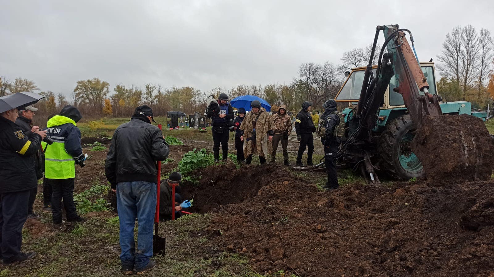 На Харківщині розпочалася ексгумація на місці масового поховання українських військових