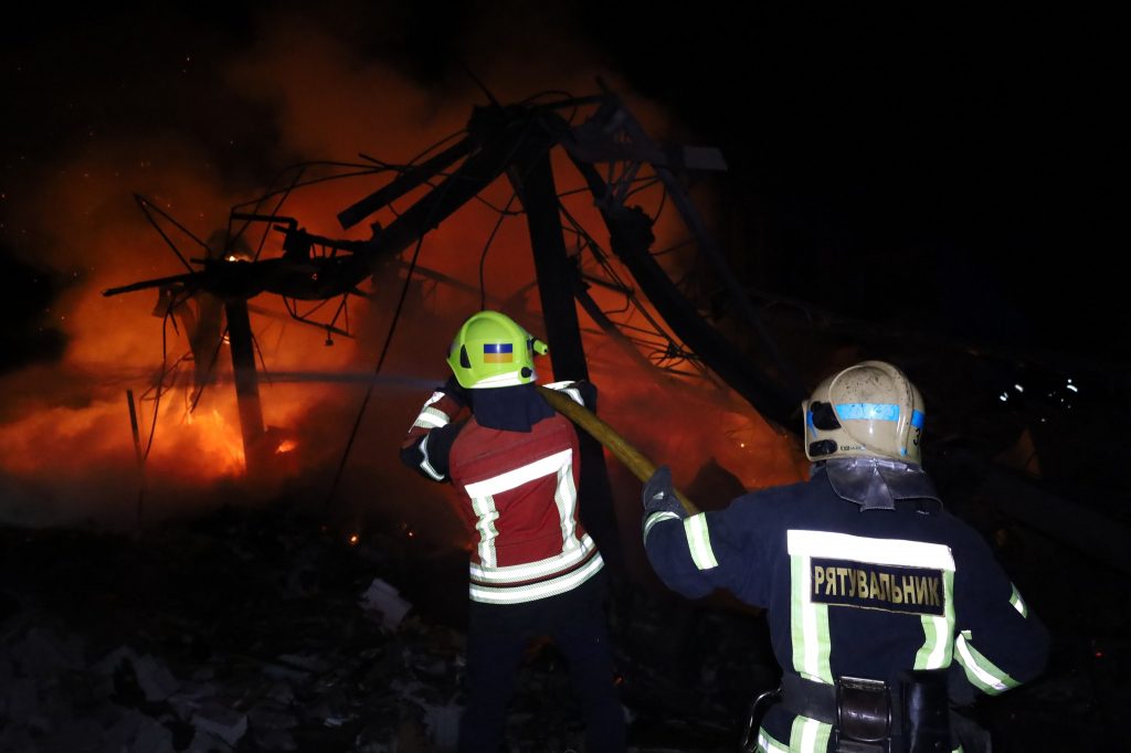 Приватні будинки та олійне підприємство: за добу рятувальники ліквідували 5 пожеж після обстрілів