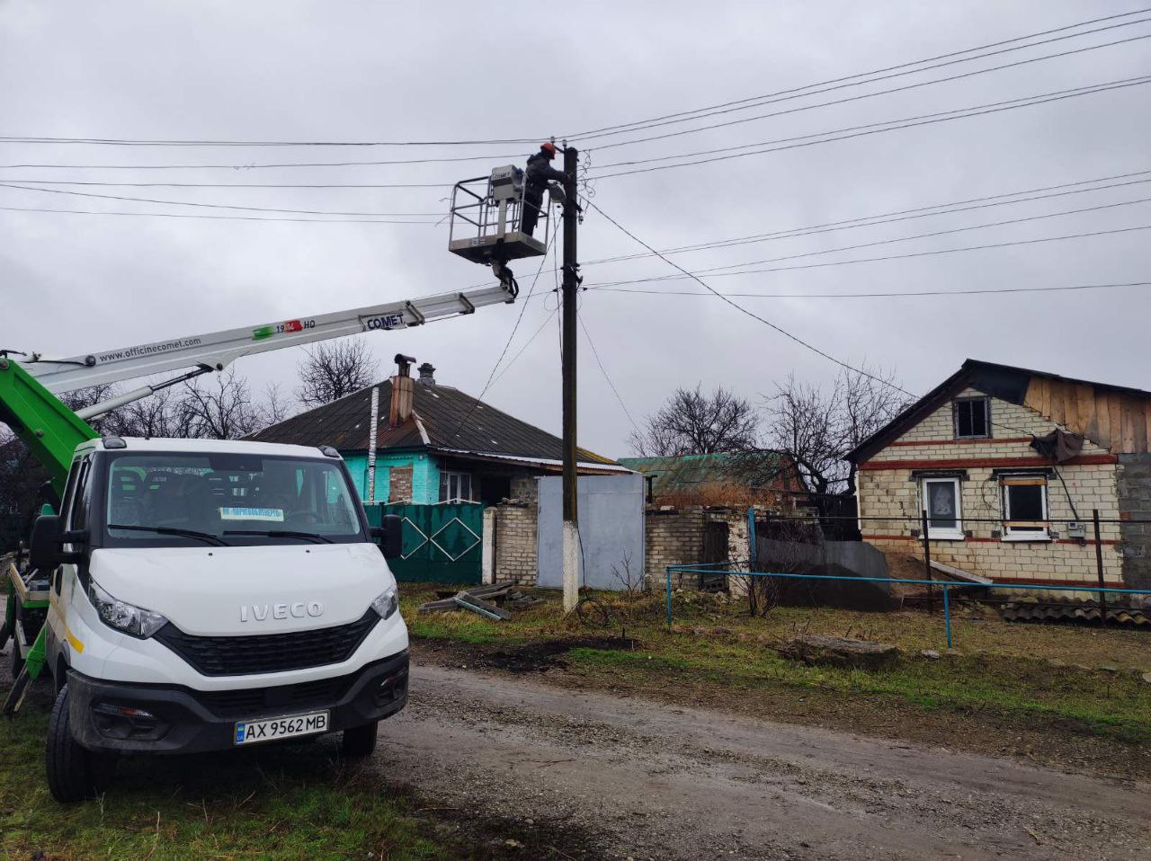 У селі Коробочкине Чугуївського району частково відновили світло