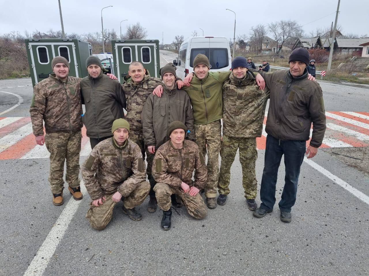 З полону повернули ще 12 українців: серед них захисники Маріуполя, ЧАЕС та Зміїного