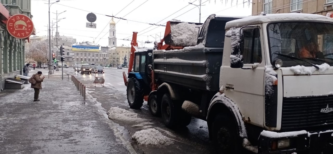 2 140 комунальників та 130 одиниць техніки прибирають сніг в Харкові, – міськрада