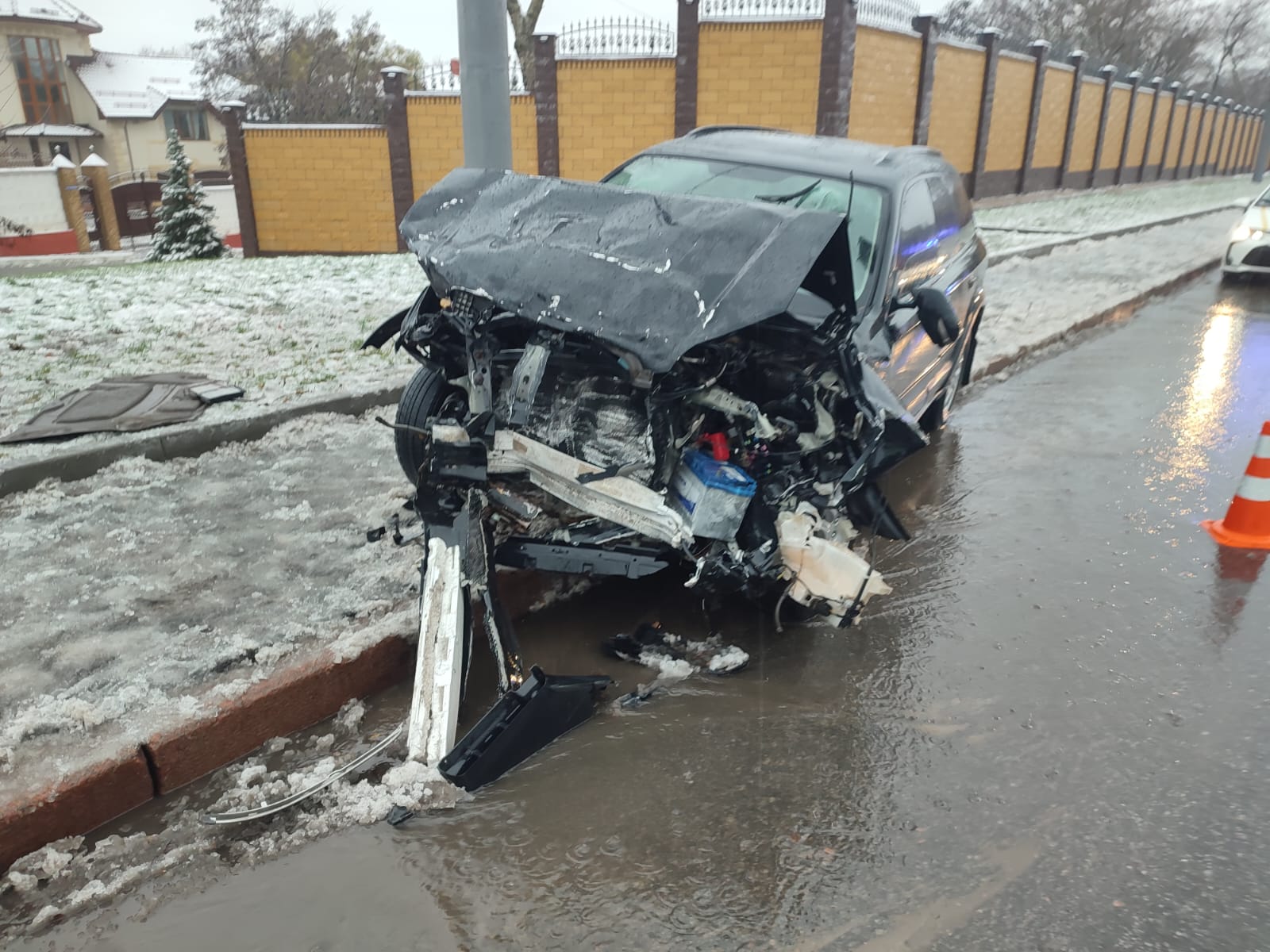 Втратила керування на слизькій дорозі: на Дерев’янко Subaru врізалася в припарковане авто