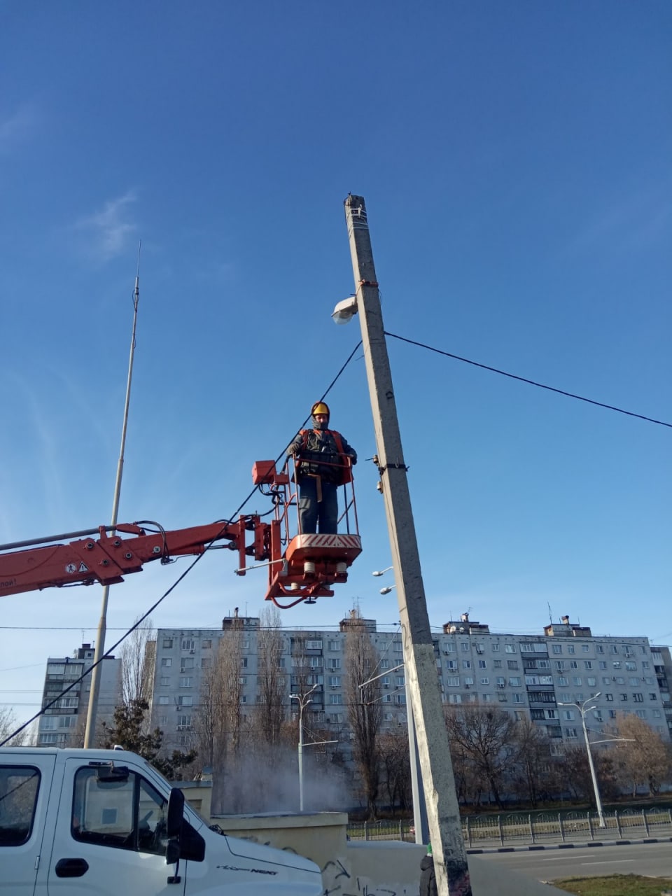 Харківські комунальники відновлюють освітлення у садах, парках та скверах