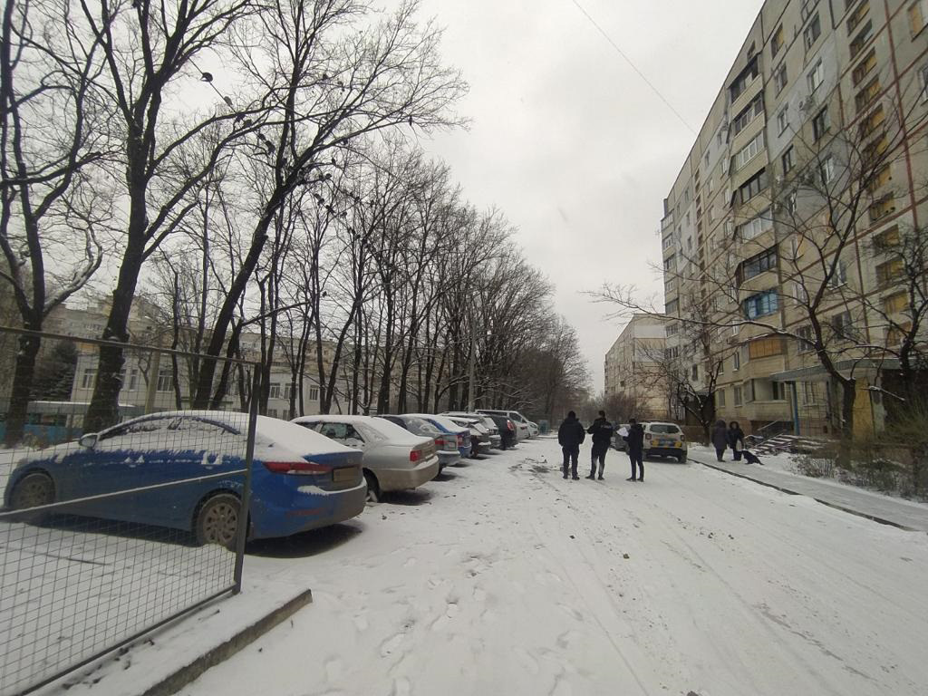Поліція шукає зловмисників, які порізали колеса 17 автівкам на Салтівці