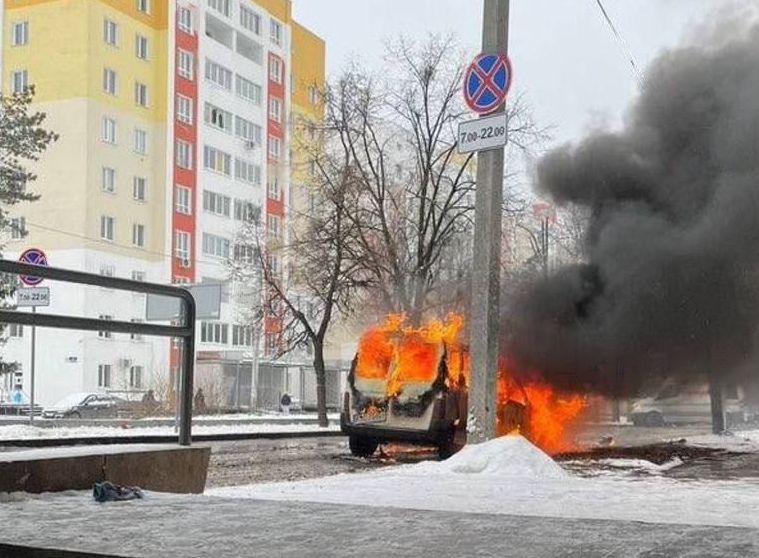На проспекті Героїв Харкова згорів мікроавтобус