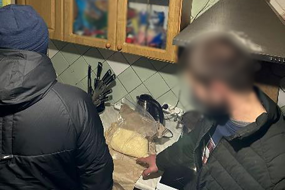 Вилучення психотропів на майже мільйон гривень: подробиці затримання наркодилера-оптовика в Харкові