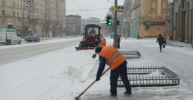 На вулиці Харкова вивели більше ста одиниць снігоприбиральної техніки