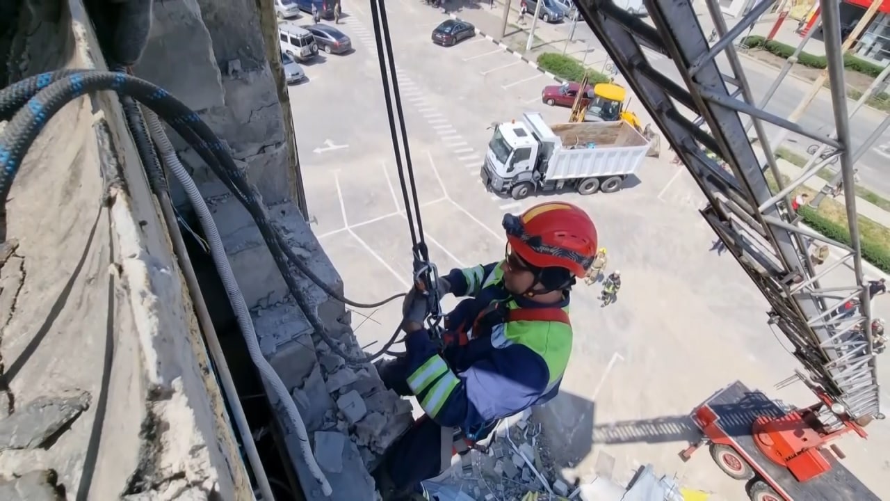 Робота на висоті: як працюють в Харкові рятувальники-альпіністи
