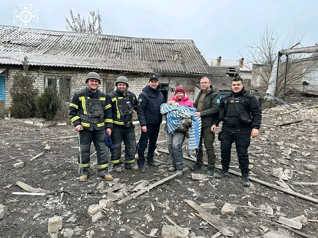Пожежні врятували четверолапого охоронця аптеки після ворожого обстрілу Куп’янська