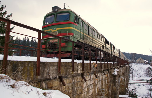 Складні погодні умови: п’ять поїздів Укрзалізниці ще рухаються з затримками