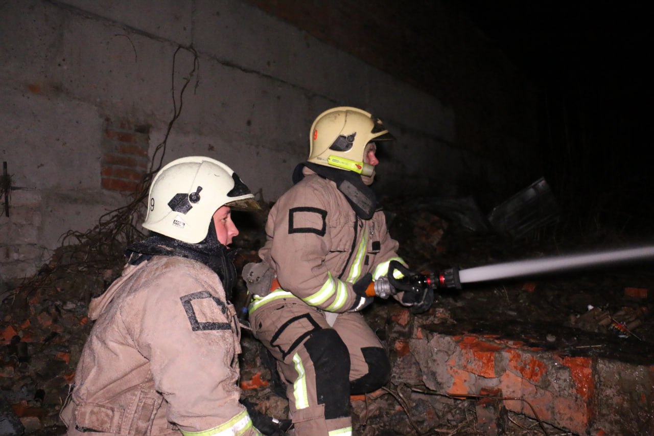 Пожежники три години боролися с феєрверком окупантів
