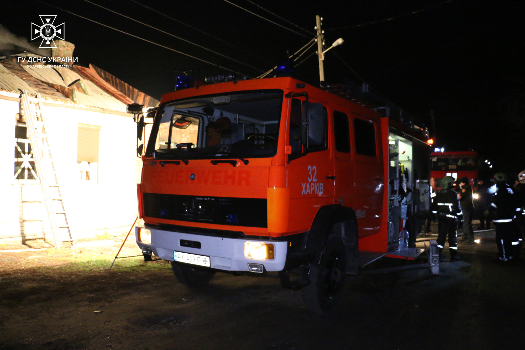 На пожежах в Дворічній та Вовчанську рятувальникам довелося працювати під обстрілами