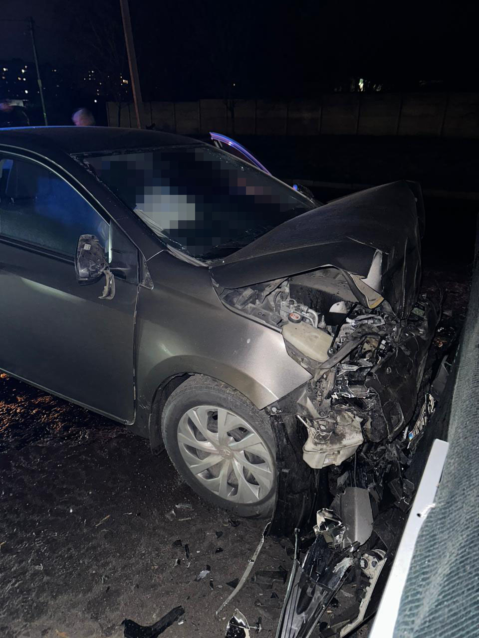 На Клочківській Toyota протаранила бетонні блоки: водій загинув