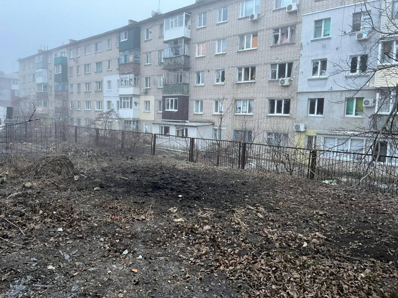 Внаслідок обстрілів у Куп’янську пошкоджено багатоквартирний будинок, у Вовчанську горів заклад освіти