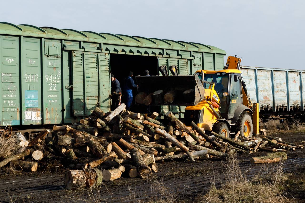 У Вовчанськ доставили безкоштовні дрова
