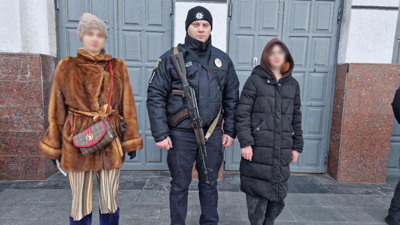 Харківські поліцейські повернули батькам неповнолітню дитину