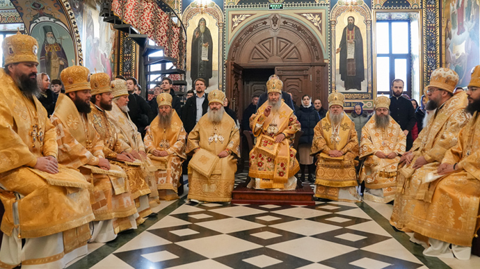 Зеленський призупинив громадянство 13 священників МП — ЗМІ