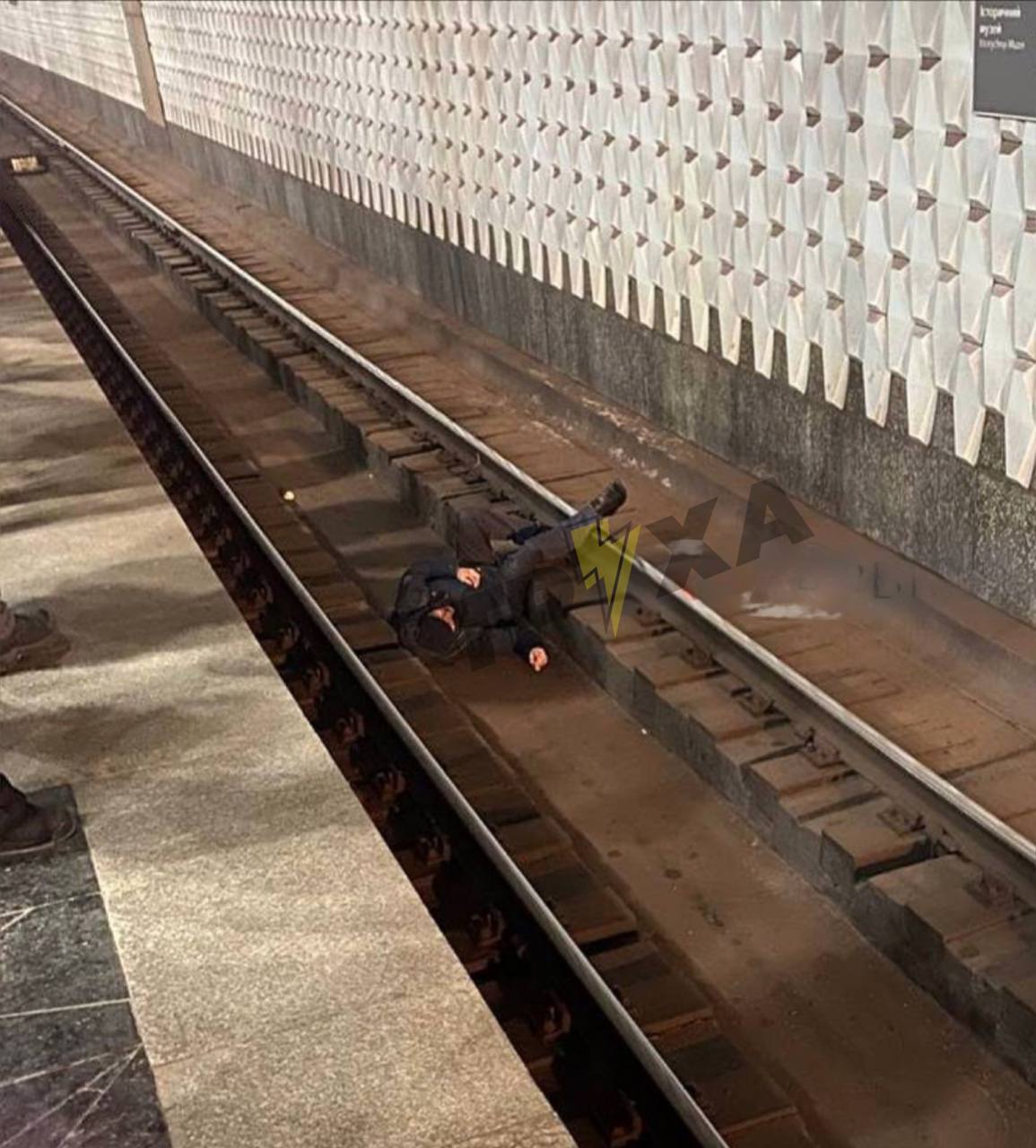 В харківському метро на рейки впав чоловік