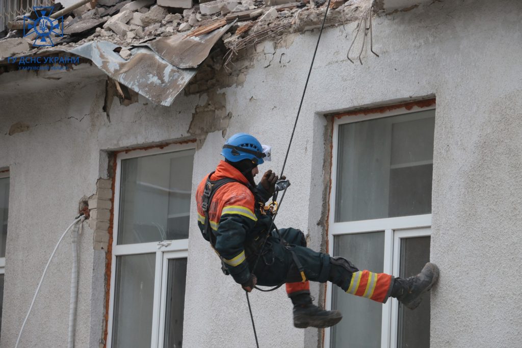 Аварійно-рятувальні роботи в зруйнованій будівлі Харківського університету міського господарства тривають