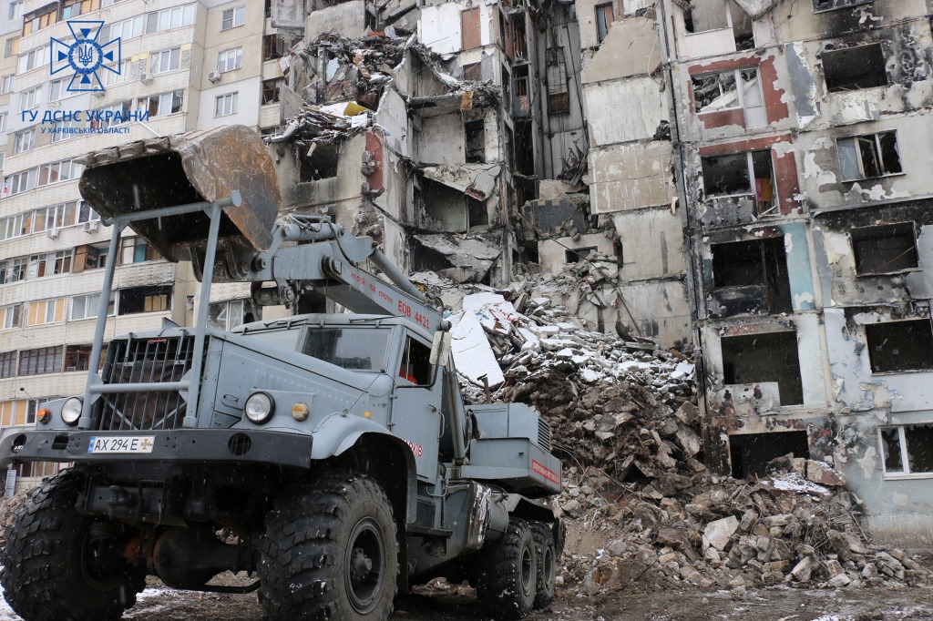 В Харкові ДСНС продовжує розбирати завали в зруйнованих будинках