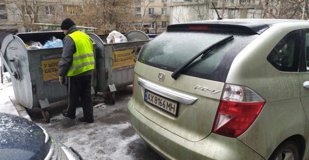 Паркування по-харківськи: комунальники просять містян не залишати автівки на шляху сміттєвозів