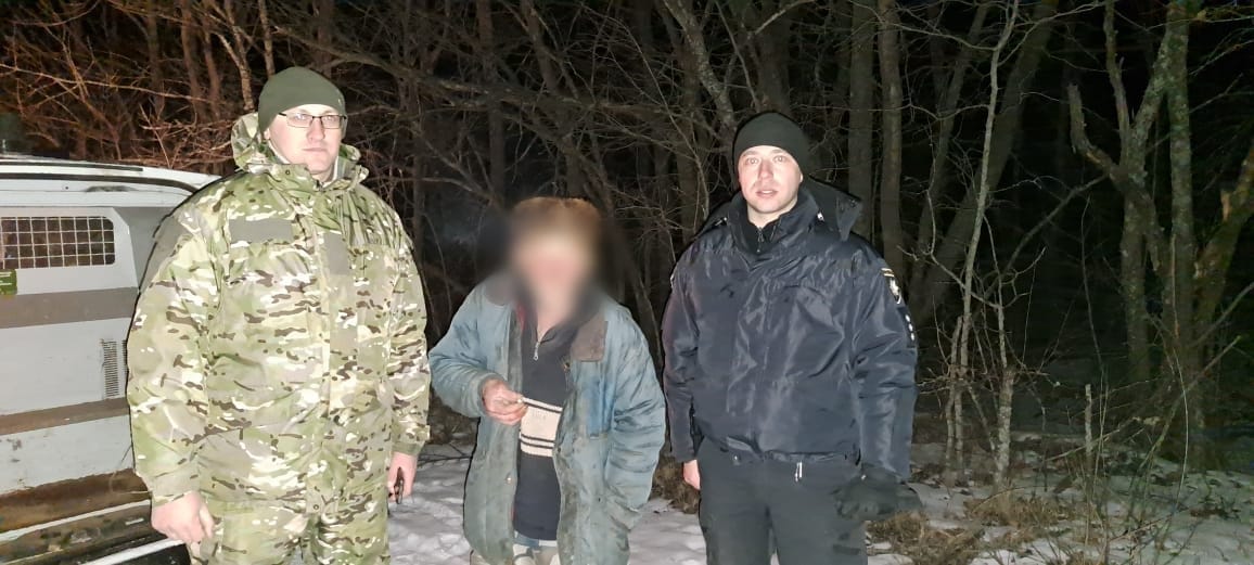 Поліцейські врятували пенсіонера, який заблукав у лісах Чугуївщини