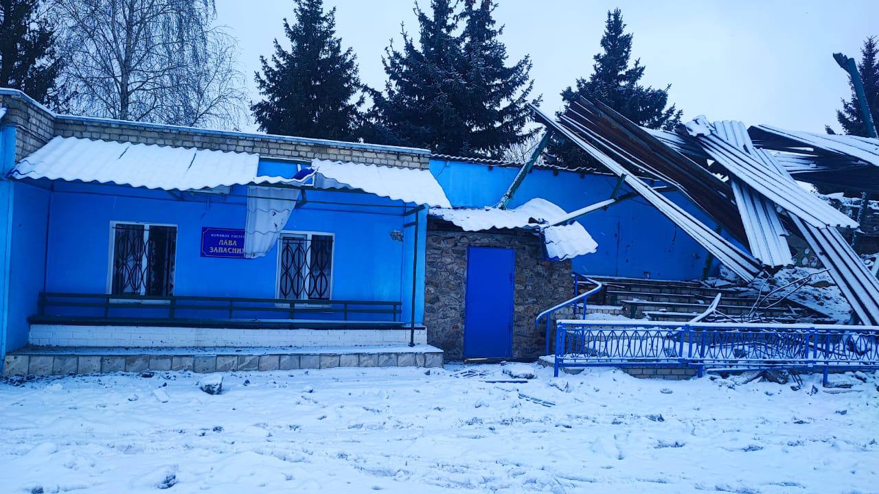 Влучили в стадіон, дитячий садок та житловий будинок: окупанти знов гатили по Куп’янську