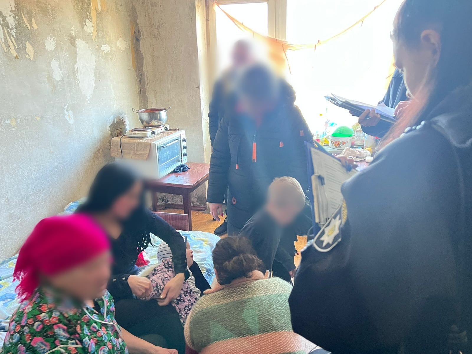 На Харківщині поліція вилучила з неблагополучної родини трьох дітей
