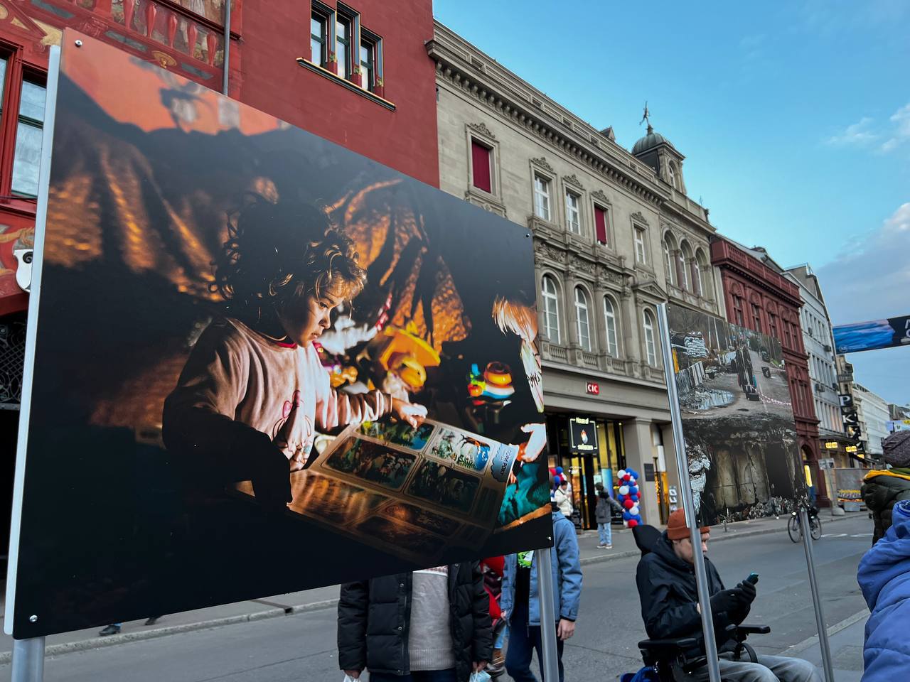 У Швейцарії організували фотовиставку, присвячену річниці повномасштабного вторгнення рф в Україну