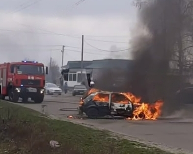 У Змієві згоріла автівка: водійка встигла витягти дітей з салону