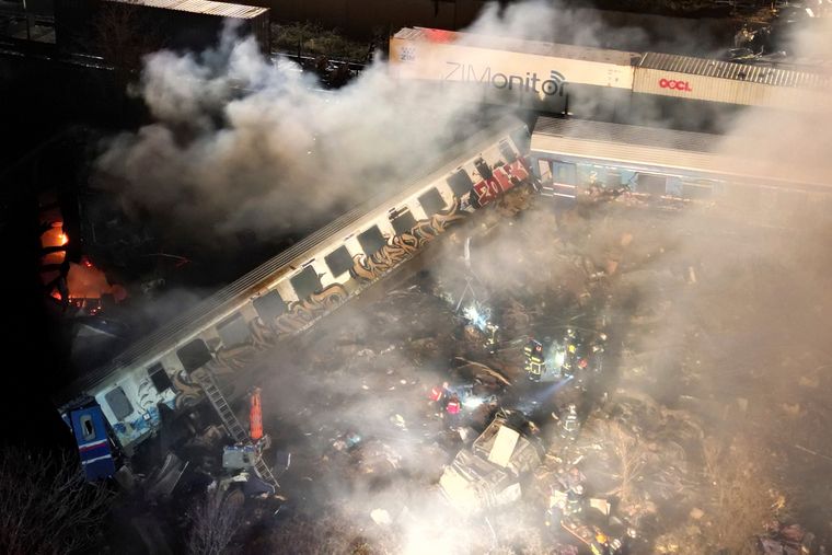Зіткнення пасажирського та вантажного потягів в Греції: загинули щонайменше 26 людей