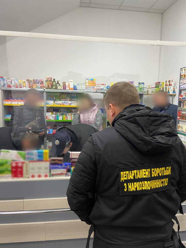 Торгували нарковмісними препаратами у незаконно відкритій аптеці: в Харкові викрили двох зловмисників