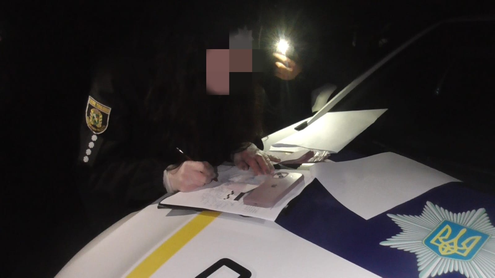 В Валках жінка пропонували поліцейським 10 тисяч гривень, щоб ті не оформлювали нетверезого водія, її батька