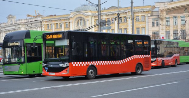 У Харкові курсують 98 муніципальних автобусів