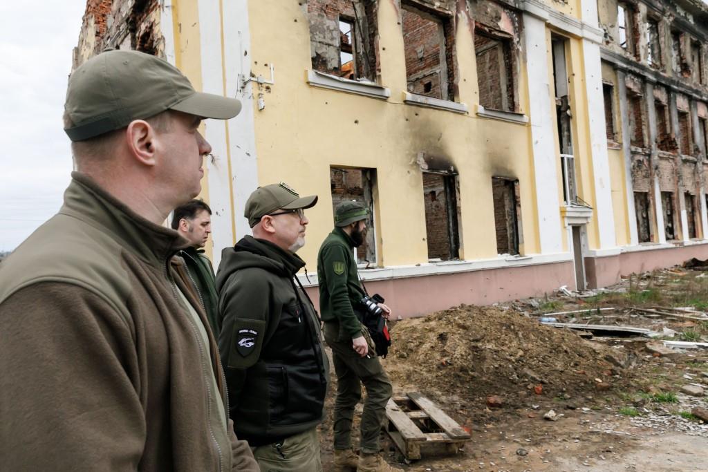 Міністрам оборони України та Литви показали наслідки повномасштабного вторгнення на Харківщині