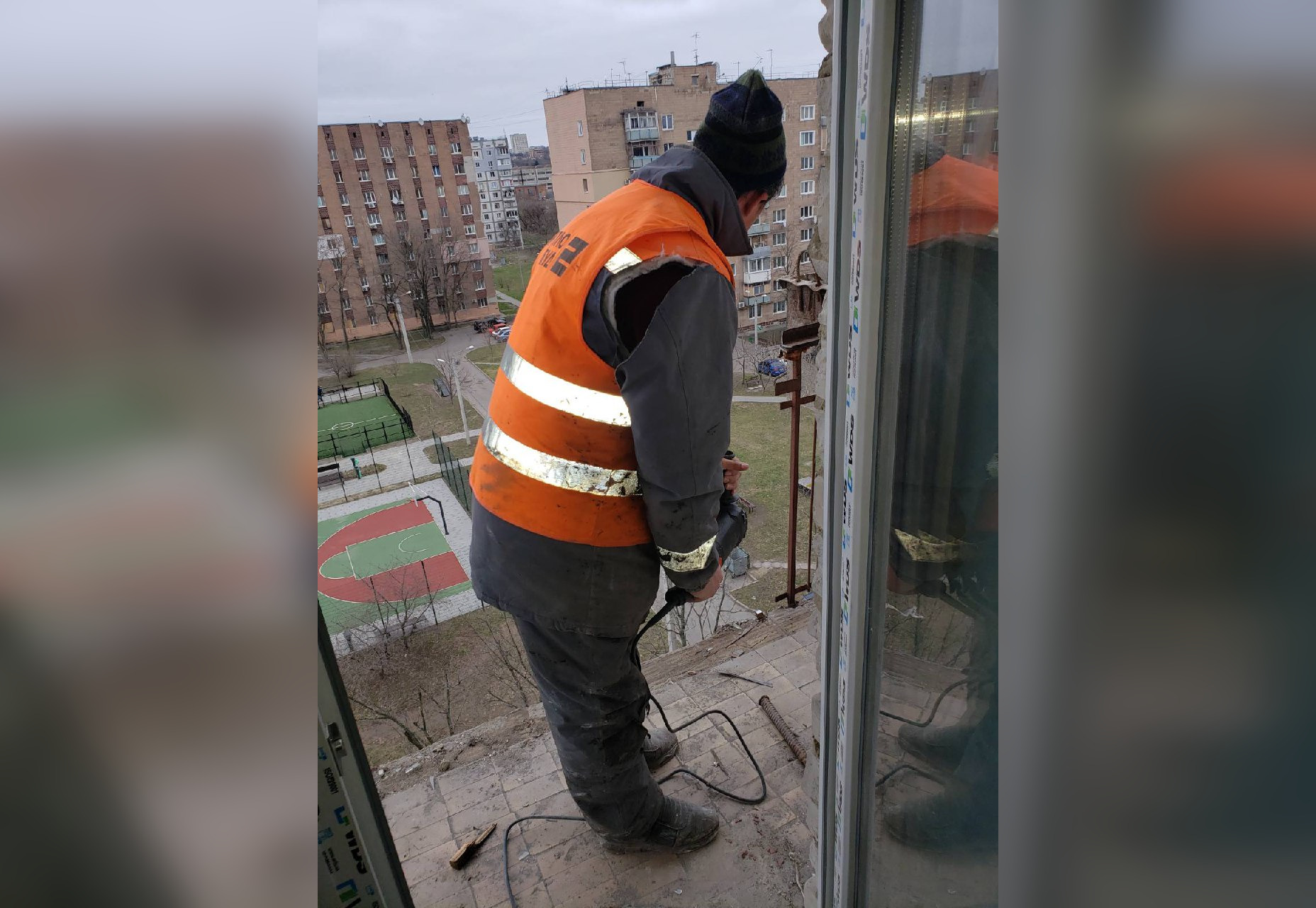 Дахи, вікна, під’їзди: тривають ремонти в пошкоджених обстрілами будинках