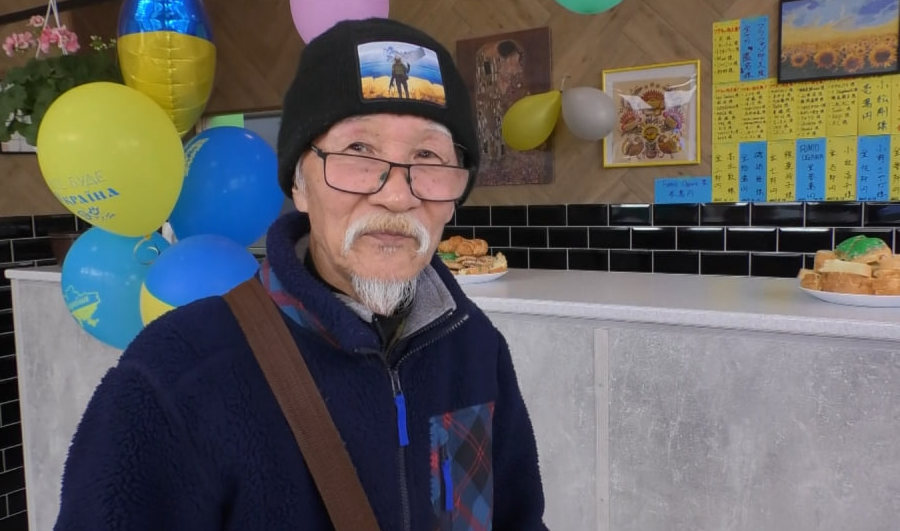 Приїхав як турист та залишився: на Північній Салтівці японець відкрив кафе з безплатними обідами