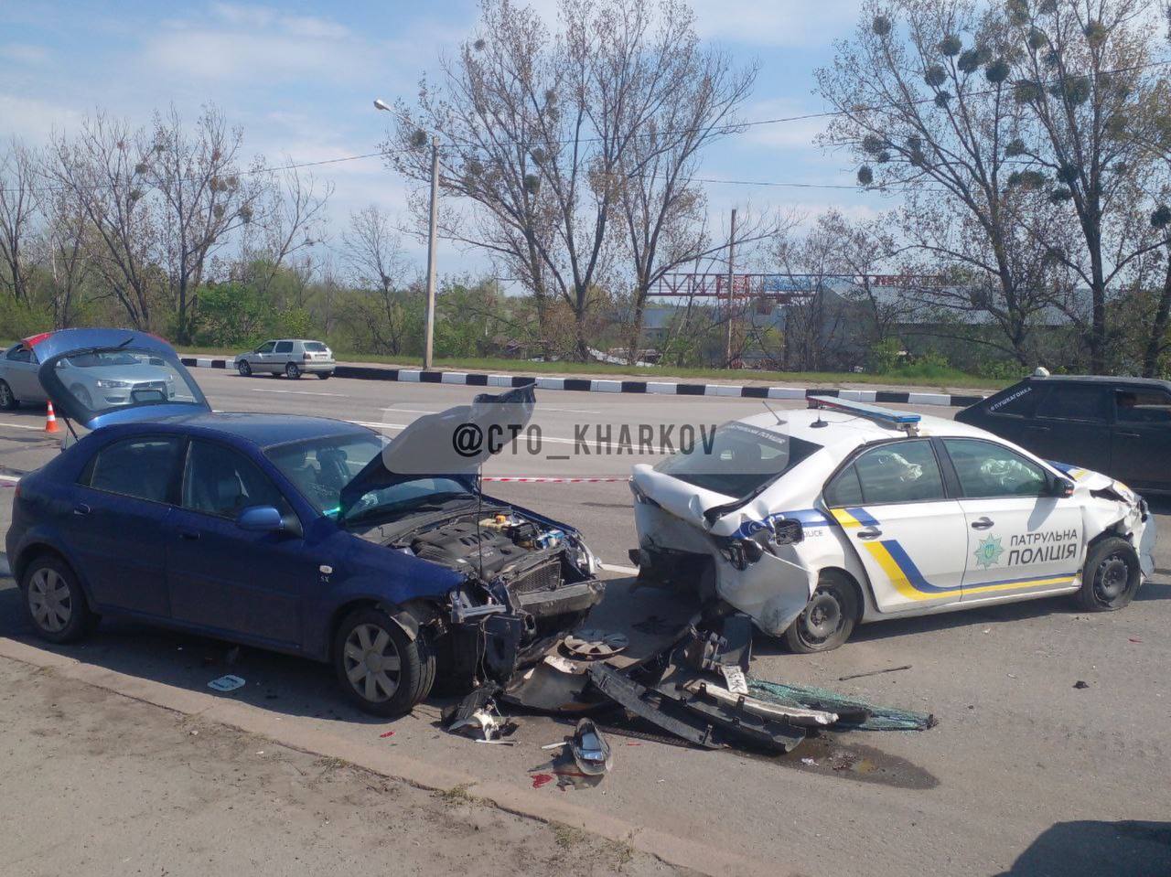 Троє поліцейських та двоє цивільних отримали травми в ДТП на виїзді з Харкова