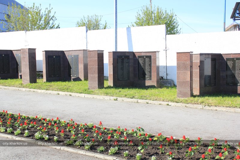 У Харкові  почали висаджувати квіти на меморіалах та алеях харківських кладовищ