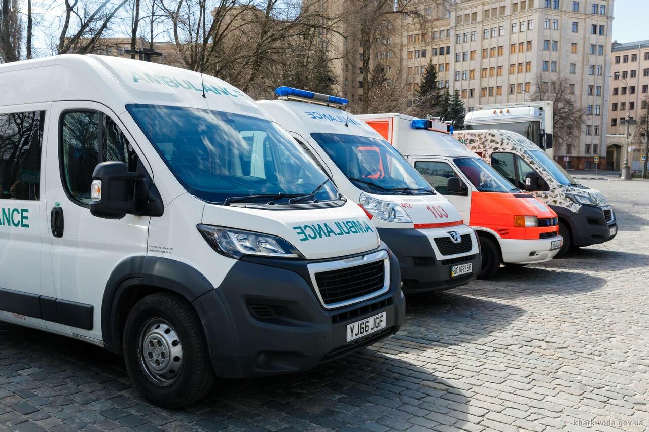 4 авто екстреної допомоги та мобільний лазнево-пральний комплекс отримали військові Харківщини